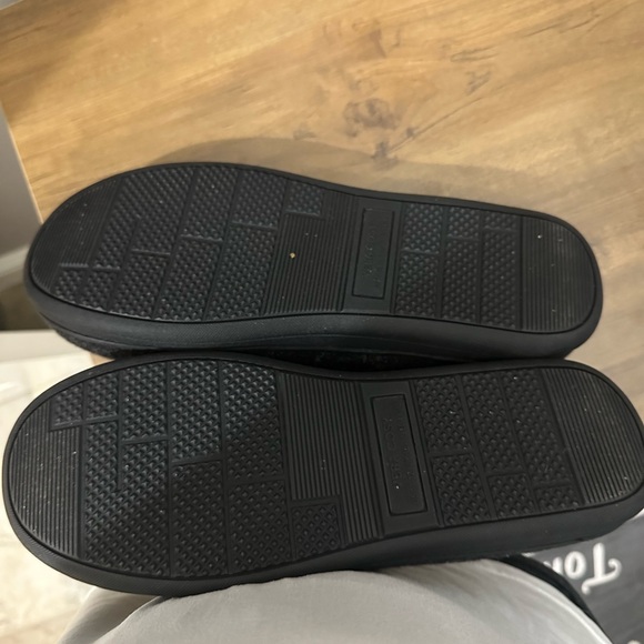 Men’s house slippers Never worn. Ordered. Too big - Picture 2 of 2